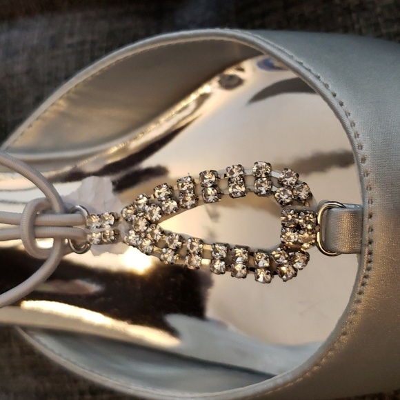 Easy Street Silver Satin Moonlight Dress Pump Size 6 Extra Wide - Picture 3 of 9